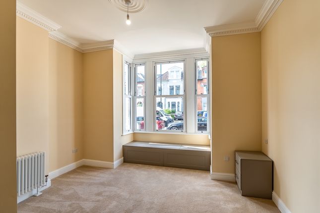 Flat to rent in Park Avenue, London
