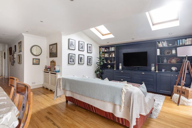 Flat for sale in Cromford Road, London