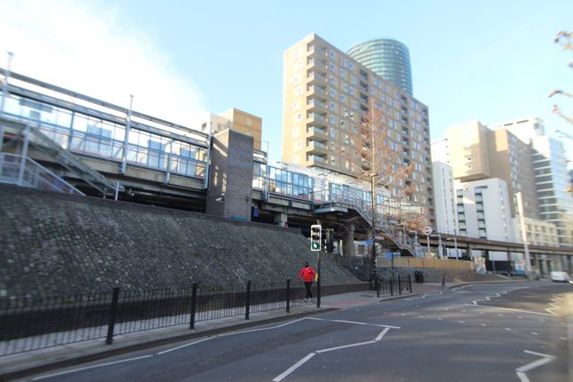 Flat for sale in Canary Wharf, Peninsula Court, East Ferry Road
