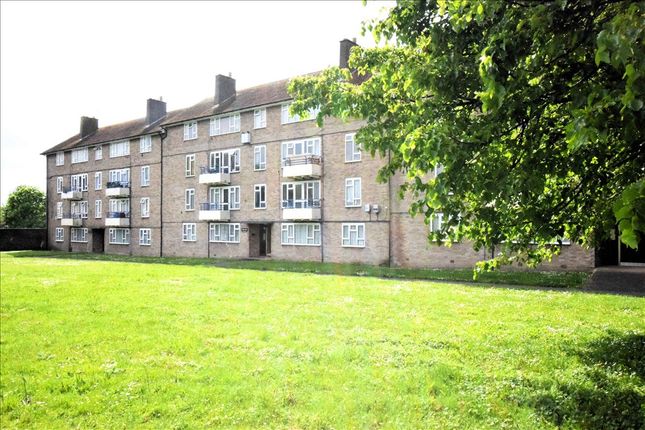 Flat for sale in Elmwood Avenue, Hanworth, Middlesex