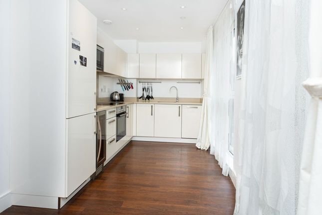 Flat to rent in Queensland Road, London