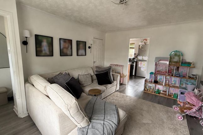 32, Harewood Grove, ROTHERHAM photo 3