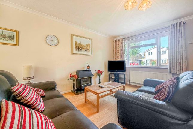 27 Globe Farm Lane, Blackwater, Hampshire photo 2