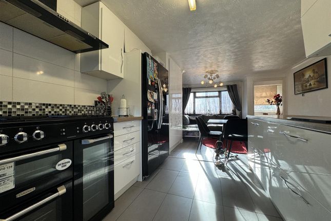 Town house for sale in Long Riding, Basildon
