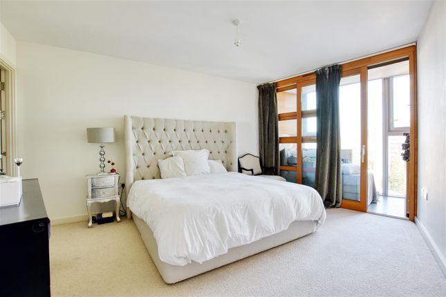 Flat to rent in Falcon Wharf, Lombard Road