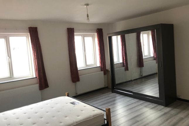 Flat to rent in Eccles New Road, Salford (Above Shop)