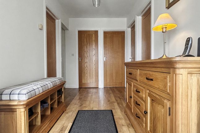 5, Hatchers Crescent, Blunsdon photo 2
