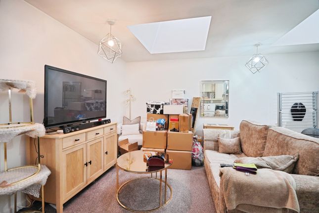 49, Caxton Court, Burton-on-Trent photo 2