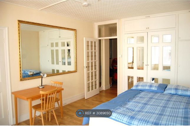 Arthur Court Queensway, London photo 5