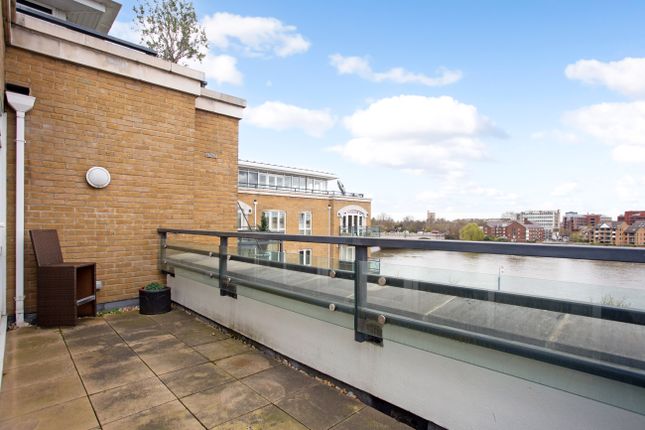 Flat for sale in Brewhouse Lane, London