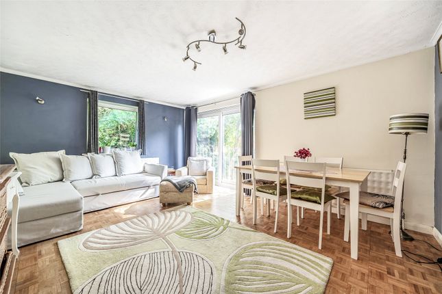 32, Cedar Court, Surrey photo 2
