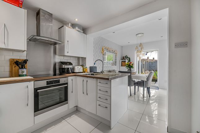 61, Headley Grove, Tadworth photo 2