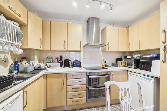 26 Churchill Court, Aylesbury photo 3