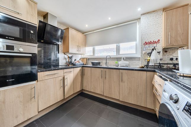 9, Chatfield Way, Basildon photo 4