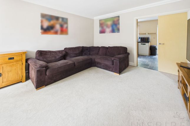 16 Highwood Park, Crawley photo 2
