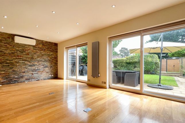 12, Hartshill Close, Uxbridge photo 3