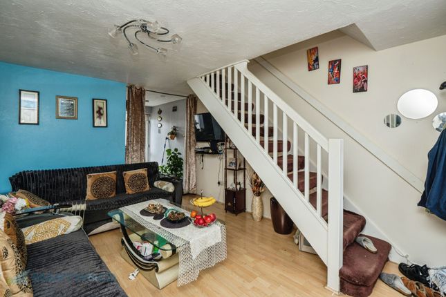 9, Beta Road, Woking photo 4
