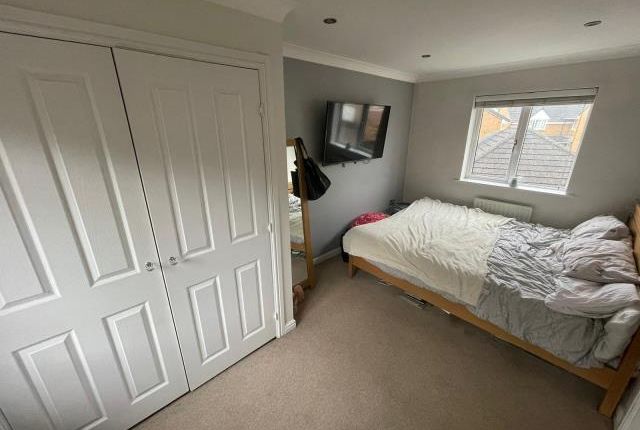 74, Queen Elizabeth Drive, Swindon photo 4