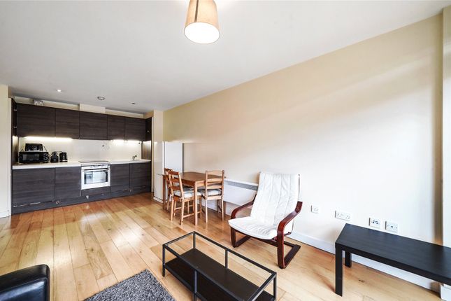 Thumbnail Flat to rent in Crampton Street, London