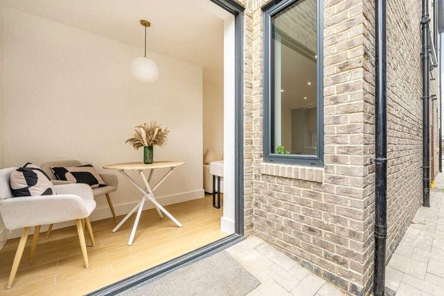 Unit 2, 1c, Pitt Crescent, Wimbledon,, London photo 2