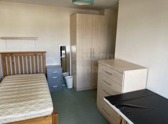 Thumbnail Shared accommodation to rent in Eleanor Avenue, Epsom, Surrey