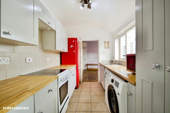 16, Swanfield Road, Waltham Cross photo 4