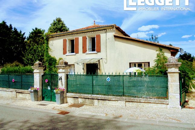 Thumbnail Villa for sale in Saint-Aulais-La-Chapelle, Charente, Nouvelle-Aquitaine