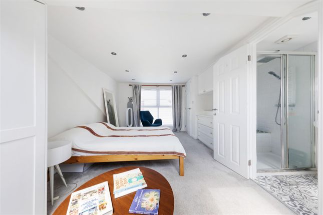 Terraced house to rent in Queens Road, London