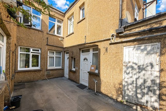 3-bed flat on 107B, Brighton Road, Coulsdon, £115,000