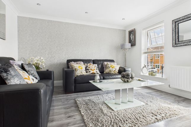 8, Newbold Close, Dukinfield photo 3