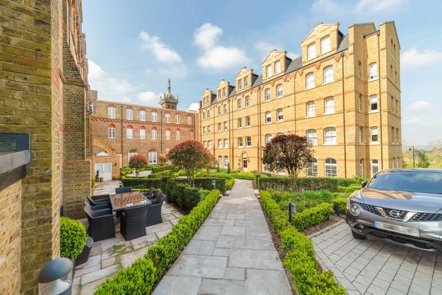 Thumbnail Flat for sale in Holborn Close, London
