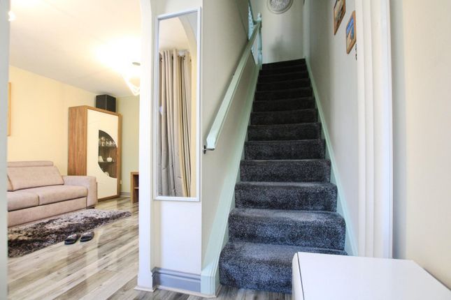 10, Holmefield View, Bradford photo 2