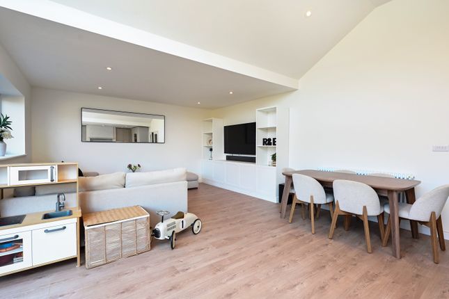 Rosemary Gardens, Camberley photo 4