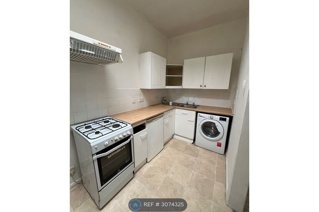 A Ravensbourne Road, London photo 4