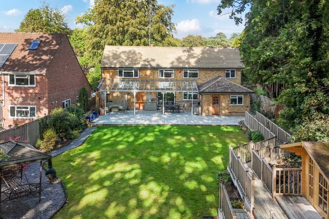 Brackendale Close, Surrey photo 2