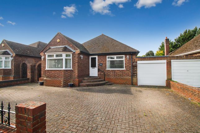 3 bed detached bungalow to rent in Mayfield Gardens, Staines-Upon-Thames TW18