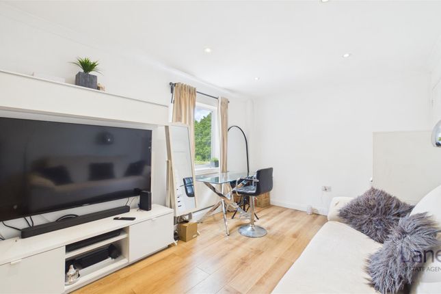 67, Landau Way, Broxbourne photo 2