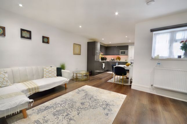 Thumbnail Flat for sale in Wendover Road, London