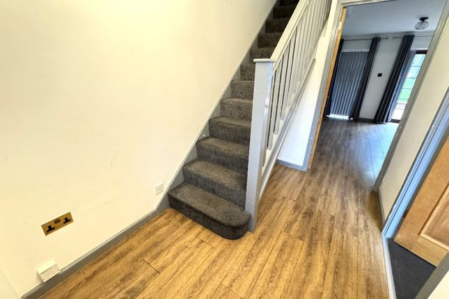 28 Lakeside Close, Willenhall photo 2