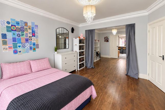 25, Burnham Gardens, Cranford photo 4
