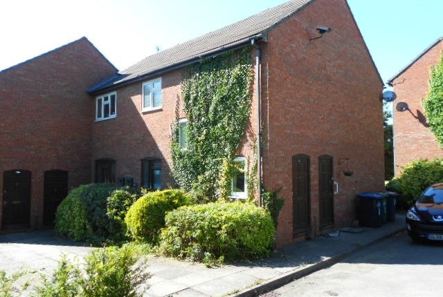 Flat to rent in Arnold Close, Rugby, Town Centre, Warwickshire