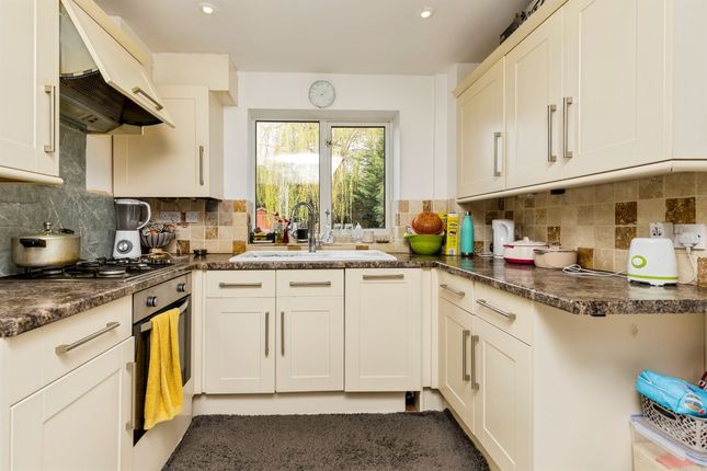 12, Hare Lane, Crawley photo 3