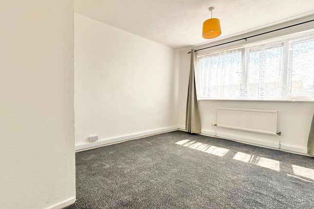 198, Turpin Avenue, Romford photo 3