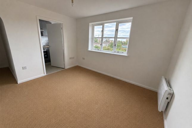 Flat Flat 16, Wells Court, Regarth Avenue, Romford photo 2