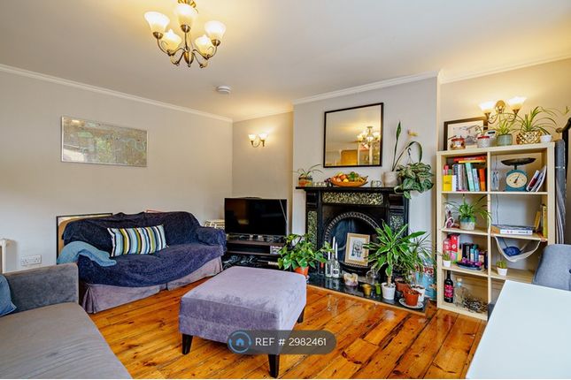 Flat C, Lyndhurst Grove, London photo 3