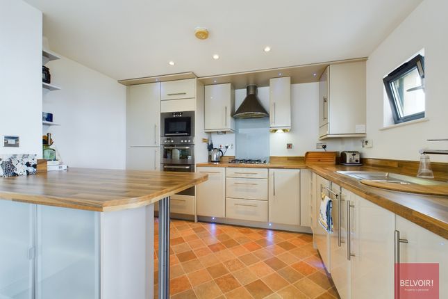 St Margaret's Court, Swansea photo 5