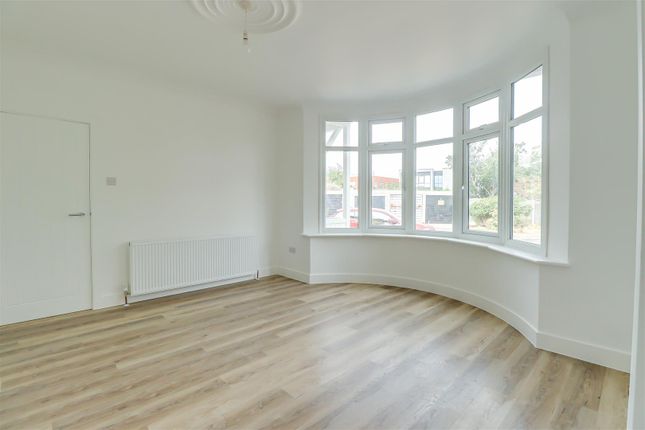 26, Fairview Gardens, Leigh-on-Sea photo 4