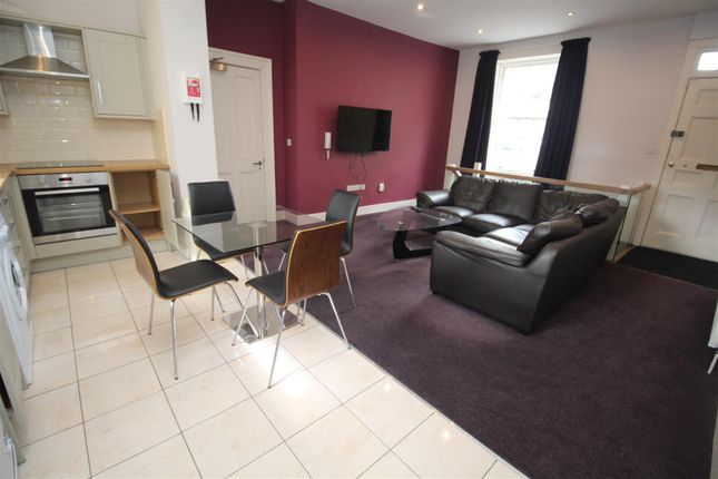 3-bed flat on St James' Terrace, Newcastle upon Tyne, £1,664/mo