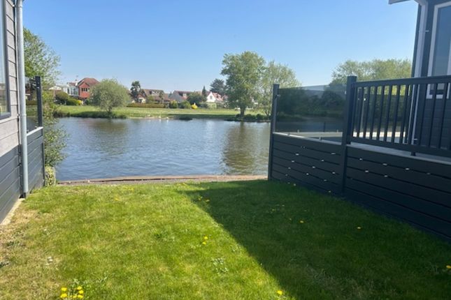 33, Thames Retreat, Staines-upon-Thames photo 2
