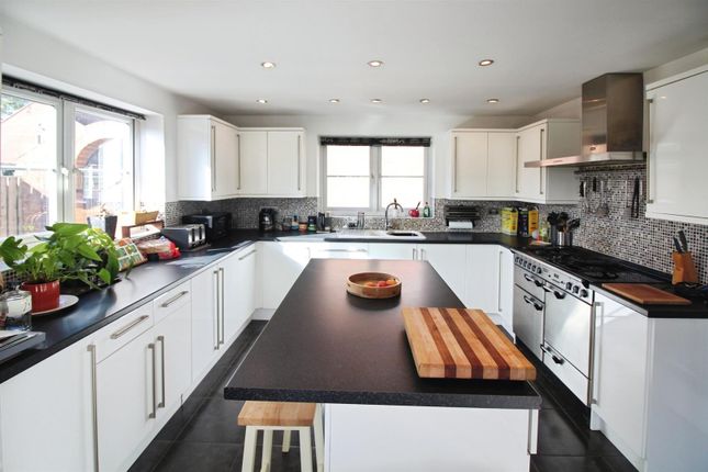 25, Copperfield Close, LEEDS photo 2